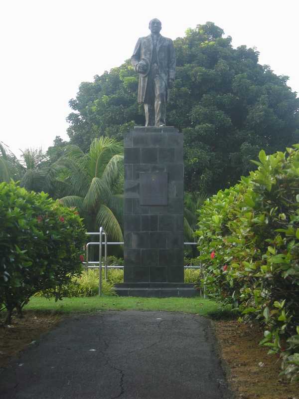 Lim Nee Soon Bronze Statue